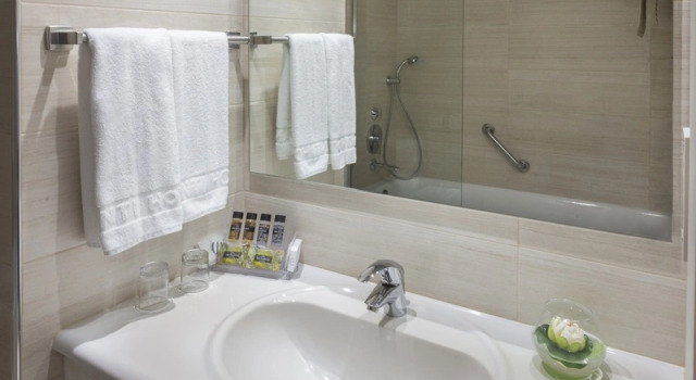 Двухместный номер Standard с видом на бассейн Avanti Hotel
