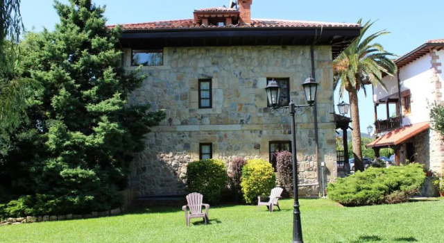 Hotel Los Hidalgos, Забронировать Отель Отели Сантильяна-дель-Мар с парковкой, рядом с Епархиальный музей Regina Coeli, Парковка