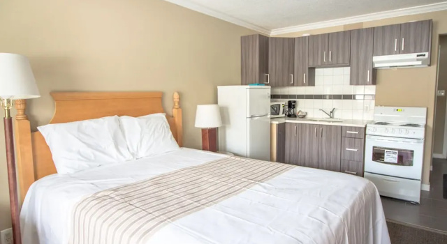 Четырёхместный номер Superior Okanagan Royal Park Inn by Elevate Rooms