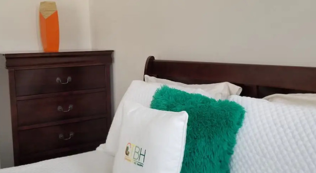 New Kingston Guest Apt at Kingsway, Book Pension Hoteller i Kingston med parkering, Parkering