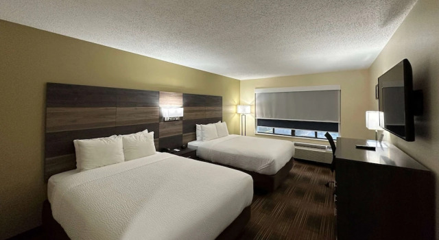 Четырёхместный номер Standard AmericInn by Wyndham Fort Atkinson