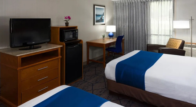 Четырёхместный номер Standard с видом на поле для гольфа Lake Okoboji Resort and Conference Center