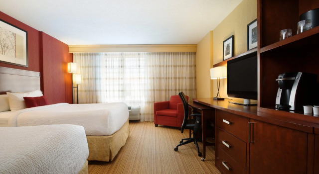 Четырёхместный номер Standard Courtyard by Marriott Ottawa Downtown