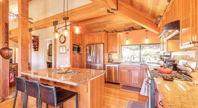 Коттедж с 4 комнатами 1 Mi to Lake Tahoe: Home w/ Hot Tub & Decks