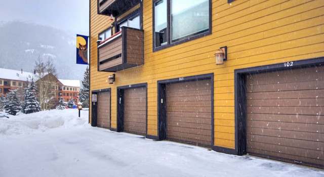 Beautiful Mountain Condo A Minute to Lift - AN210 by RedAwning