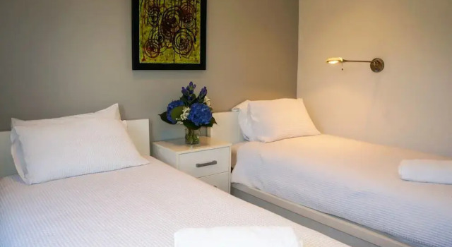 93 By The Sea Hotel, Забронировать Отель Нью-Плимут Stratford Mountain Club, рядом с Len Lye Centre