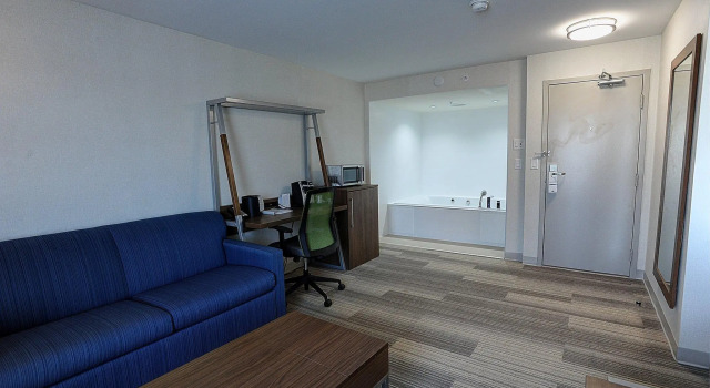 Люкс Holiday Inn Express & Suites Toronto Airport West by IHG
