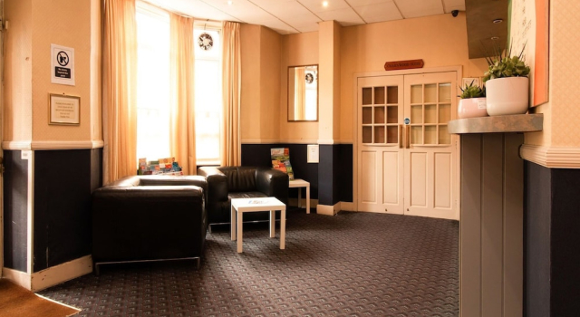 Superior Triple Room, Забронировать Отель Отели Кардиффа с парковкой, рядом с Центр развлечений Parc All Weather Play, Парковка