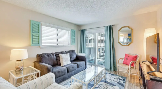 Carolina Beach Condo w/ Balcony & Ocean Access!, Забронировать Апартаменты/квартира Отели Уилмингтон с парковкой, Парковка