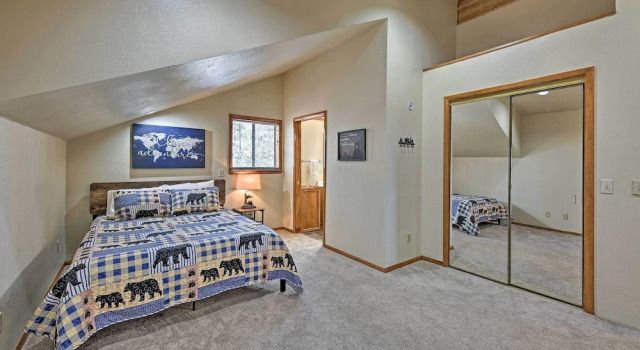 2 Decks & Game Room: Expansive Family Cabin