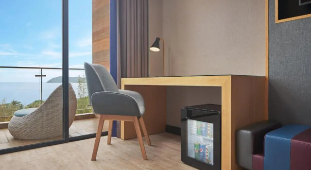 Двухместный люкс c 1 комнатой с балконом и с видом на море Aloft by Marriott Langkawi Pantai Tengah