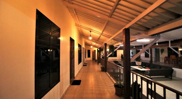 Whispering Palms by StayVista - Pool-view villa with Boutique interiors, Terrace & Lawn, Prenota Villa Cottage a Maharashtra, Cottage