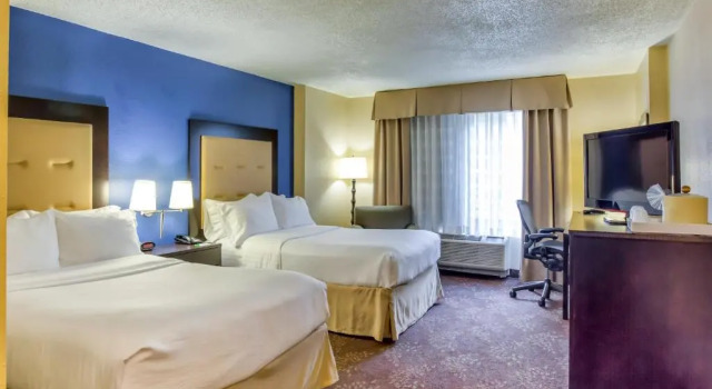 Четырёхместный номер Premium с видом на внутренний двор Holiday Inn Indianapolis North-Carmel by IHG