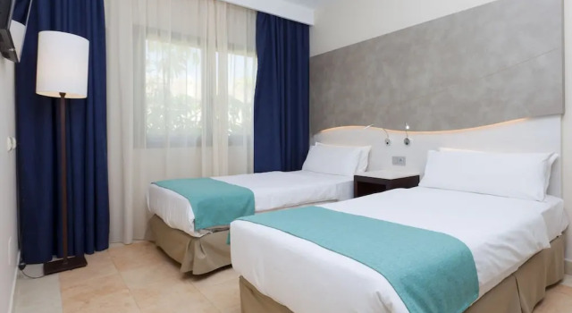Семейный номер Standard с 2 комнатами с балконом и с видом на сад Impressive Playa Granada Golf