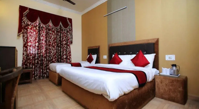 Hotel Gupta Palace by OYO Rooms, Забронировать Отель Отели Джамму и Кашмира с парковкой, Парковка