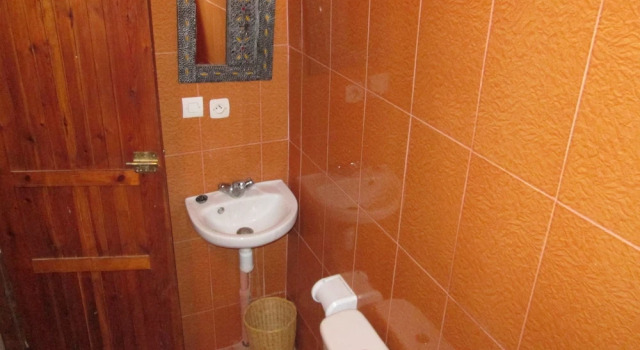 Кровать в общем номере Kasbah Ounila