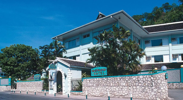 Doctors Cave Beach Hotel