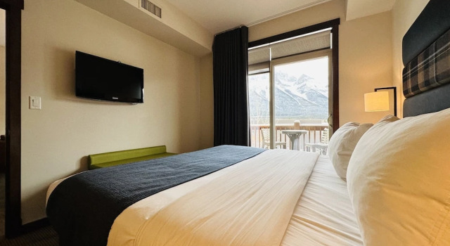 Mountain Retreat - Heated Pool & Hot-tub, Book Feriehus Sommerhuse i Canmore, Hytte