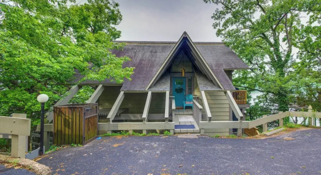 Resort Pools, Lake Views! Multi-level Ozarks Home