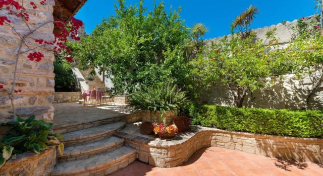 Коттедж Marigoula House