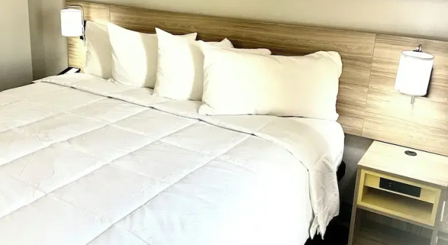 Номер Standard с балконом Days Inn & Suites by Wyndham Tampa Fairground-Casino-Ybor