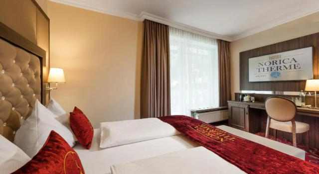 Двухместный номер с балконом Hotel Norica - Thermenhotels Gastein mit dem Bademantel direkt in die Therme