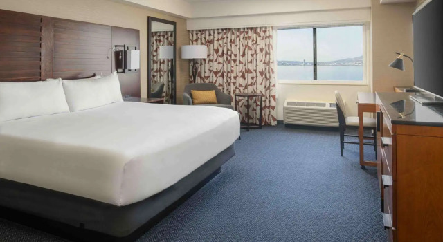 Двухместный номер Standard с видом на залив DoubleTree by Hilton San Francisco Airport