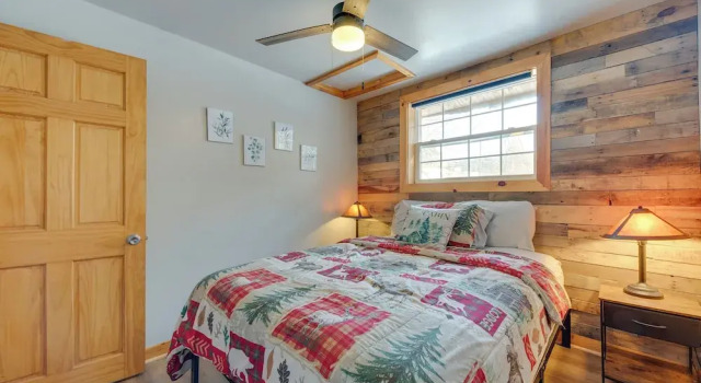 Коттедж Pocono Couple's Getaway! Cute Cabin on 8 Acres