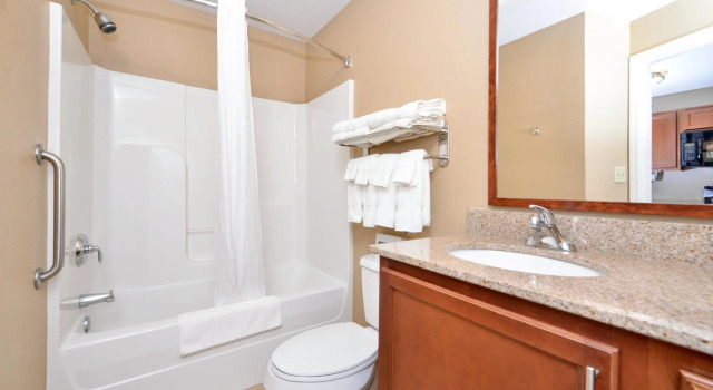 Четырёхместный люкс Candlewood Suites Kansas City Northeast by IHG
