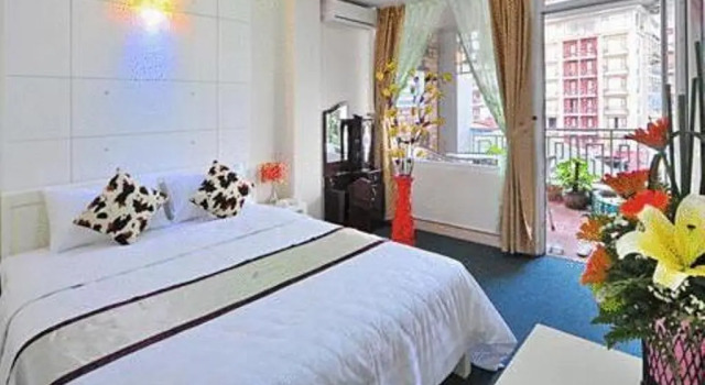 Люкс с балконом и с видом на сад Ideal Hotel Hue