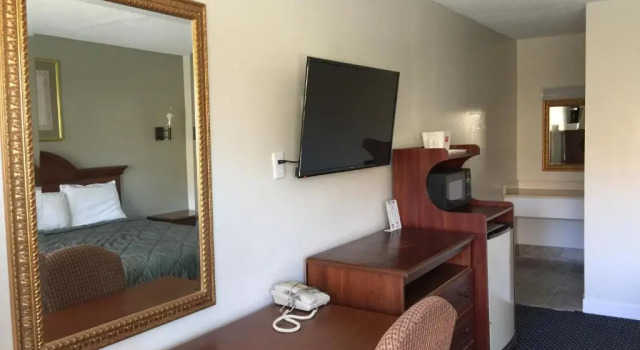 Четырёхместный номер Standard Red Carpet Inn & Suites - Danville