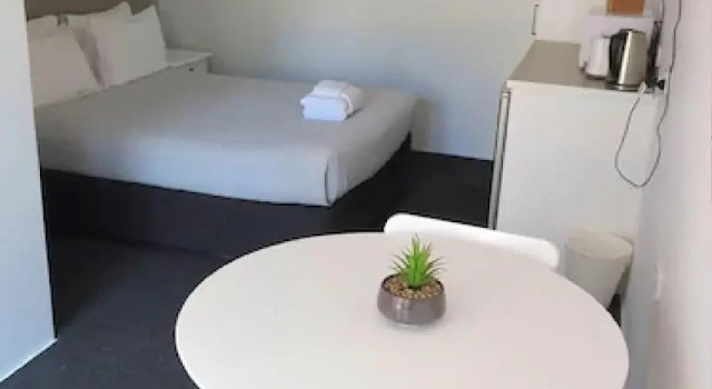 Gold Coast Inn, Забронировать Мини-отель Серферс-Парадайс Голд-Кост, рядом с Квинслендский мемориал ветеранов Корейской войны