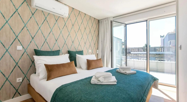 Luminous Premium Loft w/AC & Terrace by LovelyStay, Забронировать Отель Порту Регион Порту, рядом с Lapa Metro Station