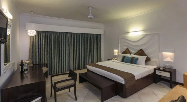 Номер Luxury с балконом Sonesta Inns Beach Resort - Candolim Beach