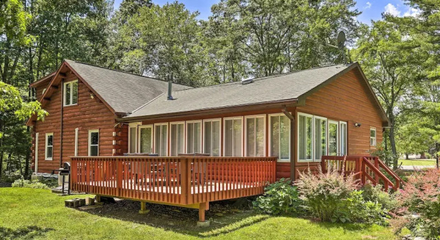 Коттедж Hike + Ski: Log Cabin in East Stroudsburg!