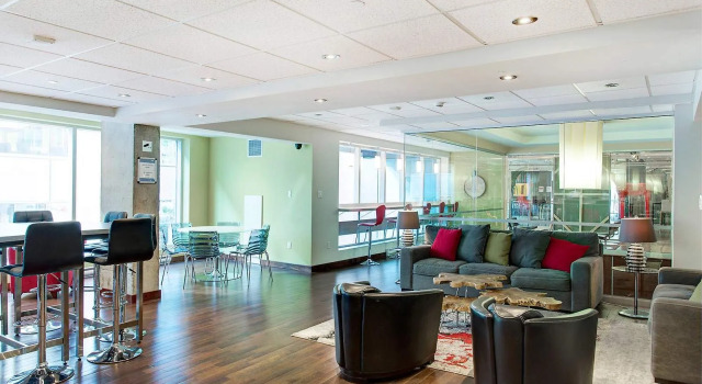 Le 1009 Bleury by CorporateStays, Varaa Hotelli Hotellit Montreal uima-altaalla, lähellä Windsor Train Station, Uima-allas