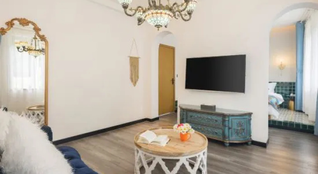 Двухместный люкс с балконом и с видом на реку Li Xiangguo Wenquan Homestay