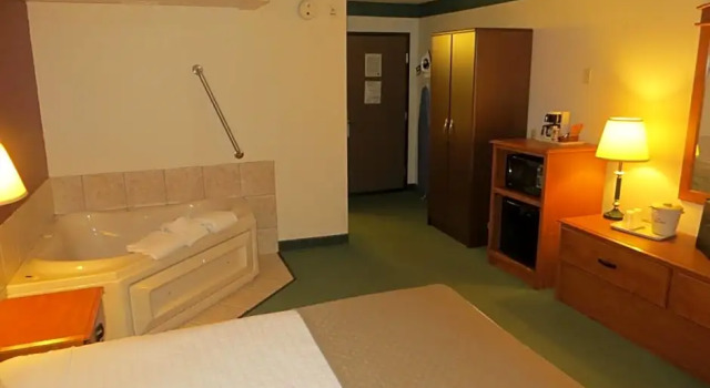 Люкс AmericInn by Wyndham Manitowoc