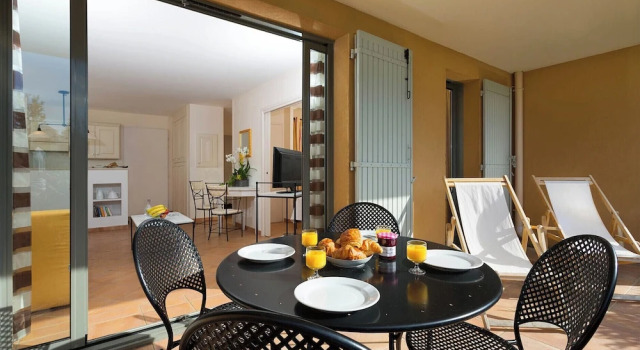 Апартаменты Madame Vacances Résidence Provence Country Club