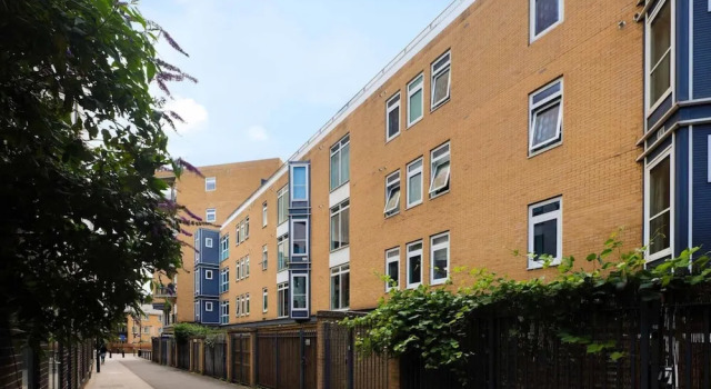 Beautiful & Vibrant 2BD Home w/ Balcony - Hackney!, Забронировать Отель Отели Лондона с парковкой, рядом с Музей диковин Виктора Винда, Парковка