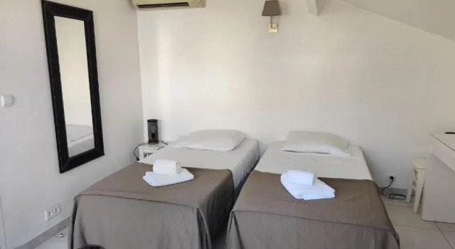 Hôtel Le Médiéval - Parking inclus & accueil vélo, Book Hotel Aigues-Mortes Camargue