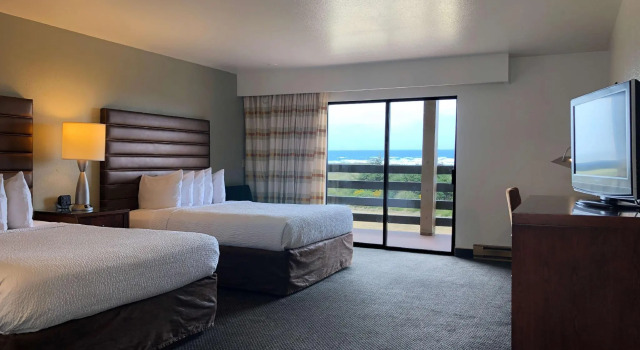 Четырёхместный номер Standard с балконом и с видом на океан SureStay Plus Hotel by Best Western Gold Beach
