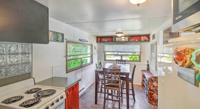 Коттедж Coastal PNW Gem w/ Hot Tub - Walk to Beach!