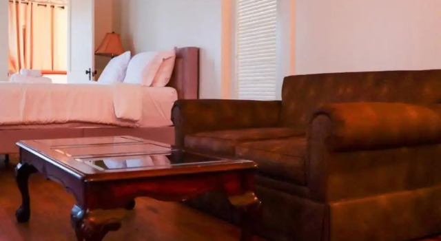 Spacious Corporate Lodging in Downtown Lafayette, Забронировать Дом для отпуска Виллы Лафайетт, рядом с J W James Park, Вилла