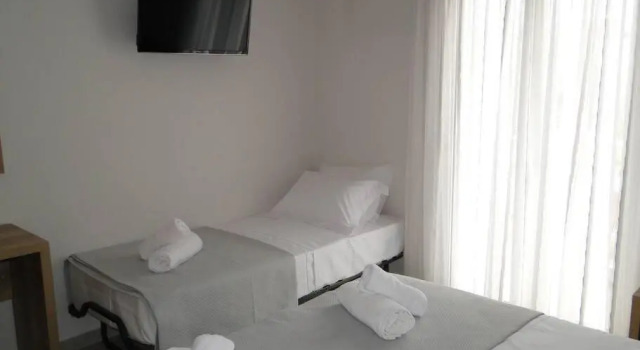 Chrysanthe's Apartments No4