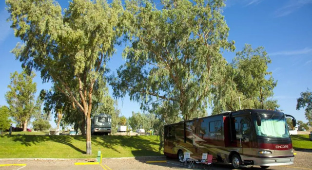 Место под палатку RV Park - Riverside Resort
