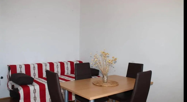 Entire home with a swimming pool for 12 in Marusici, Buchen Sie Ferienwohnung Hotels in Gespanschaft Split-Dalmatien mit Pool, Schwimmbad