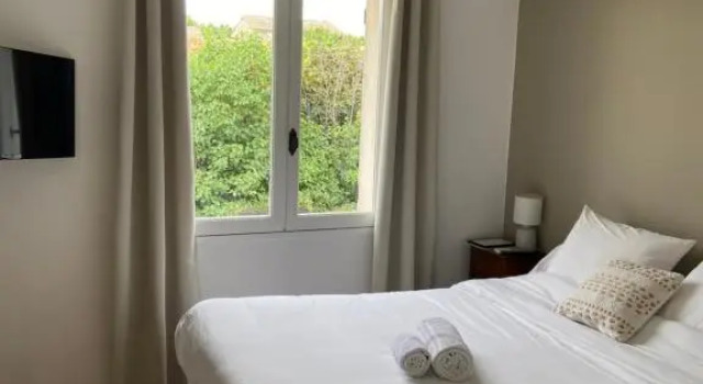 Le Patio, chambres d hôtes pour adultes en Camargue, possibilité de naturisme à la piscine,, Rezerwuj Hotel Aimargues Gard