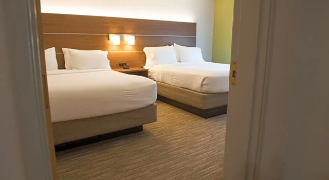 Семейный люкс Holiday Inn Express Hotel & Suites Elkhart-South by IHG