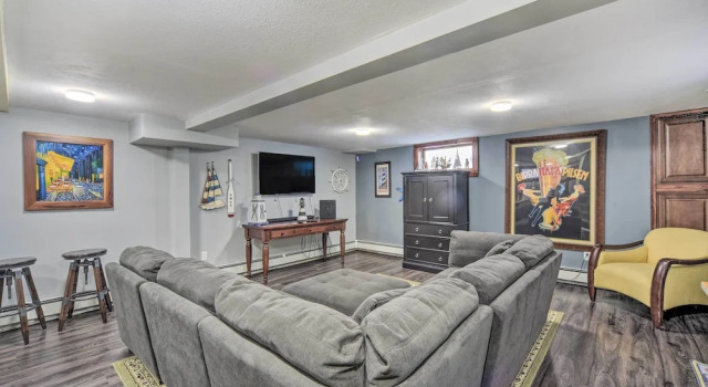 Коттедж Elegant Superior Getaway < 2 Mi to Downtown!